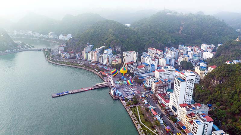 Thị trấn Cát Bà là điểm khởi đầu lý tưởng với bãi biển, nhà hàng và dịch vụ du lịch 