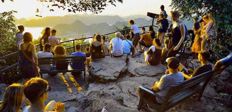 Pháo đài Thần Công là nơi ngắm toàn cảnh biển, núi và thị trấn Cát Bà. 