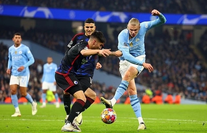 Erling Haaland là mẫu trung phong hiện đại nổi bật với thể hình, tốc độ và khả năng dứt điểm cực kỳ hiệu quả.