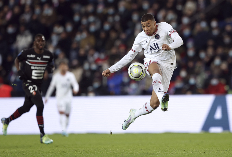 Kylian Mbappé gây nguy hiểm nhờ tốc độ bứt phá, kỹ thuật cá nhân và khả năng dứt điểm lạnh lùng.