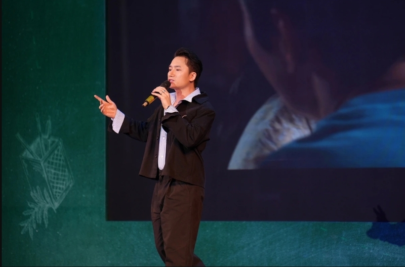 Phan Mạnh Quỳnh tạo dấu ấn bằng hình ảnh người tự viết, tự hát và kể câu chuyện của chính mình.