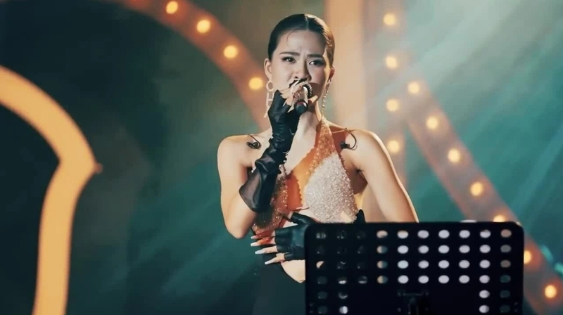 Hà Nhi được yêu thích nhờ giọng hát nội lực, cảm xúc và phong cách âm nhạc ngày càng trưởng thành. 