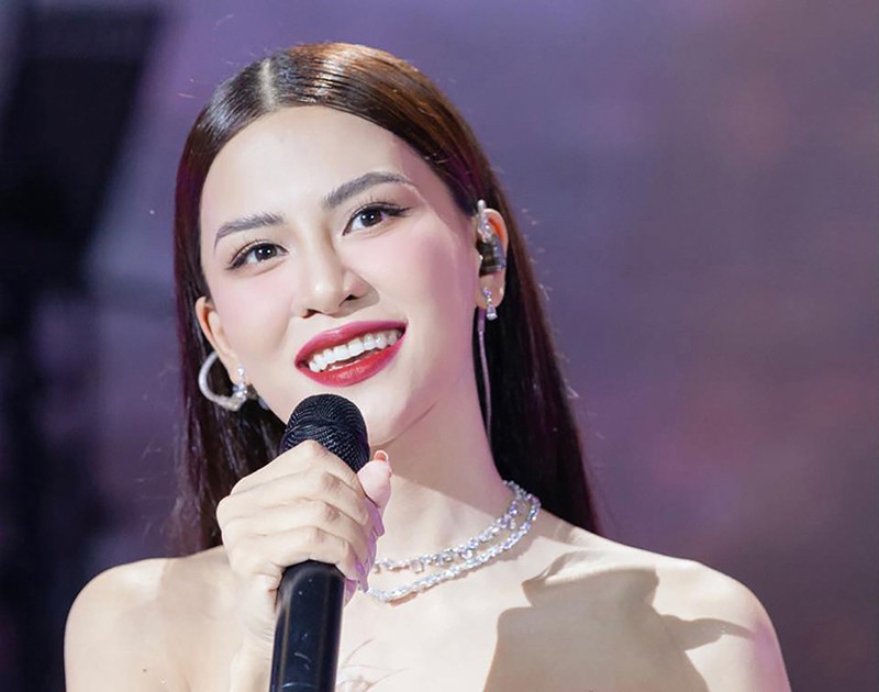 Từ năm sinh 1994 đến Vietnam Idol 2015, Hà Nhi từng bước xây dựng sự nghiệp ca hát bền bỉ. 