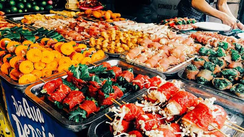 Chợ đêm Tam Đảo thu hút du khách với đồ nướng, món nóng và không khí se lạnh về đêm. 