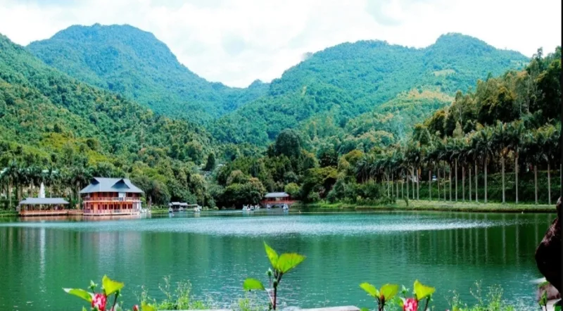 Ao Vua Ba Vì là khu du lịch sinh thái lâu đời với suối, thác, hồ nước và nhiều hoạt động phù hợp cho gia đình.