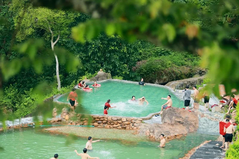 Ba Vì phù hợp với nhiều nhóm du khách, từ gia đình có trẻ nhỏ, cặp đôi, nhóm bạn đến người thích thiên nhiên.