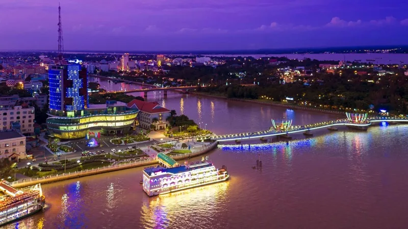 Vẻ đẹp lung linh, huyền ảo về đêm của cầu tình yêu bên cạnh bến Ninh Kiều thơ mộng.