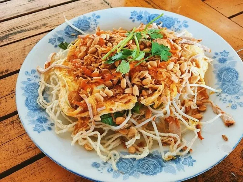 Món hủ tíu pizza độc đáo với phần đế chiên giòn rụm tại các làng nghề truyền thống Cần Thơ.