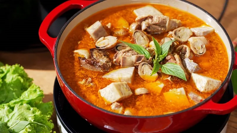 Thưởng thức nồi lẩu vịt nấu chao béo ngậy ăn kèm các loại rau đồng đặc sản sông nước.