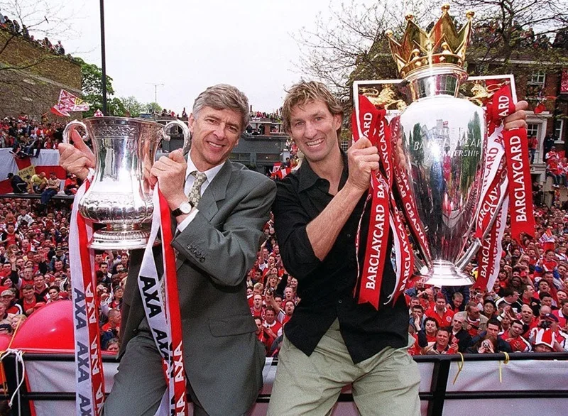 HLV Arsène Wenger đặt nền móng rực rỡ cho kỷ nguyên thành công của Pháo thủ.