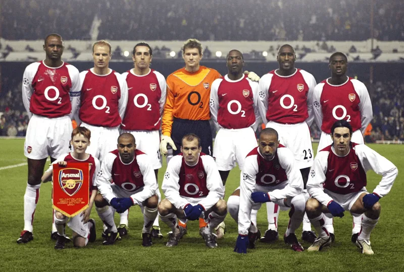 Đội hình "The Invincibles" bất bại vô tiền khoáng hậu mùa giải 2003/04.