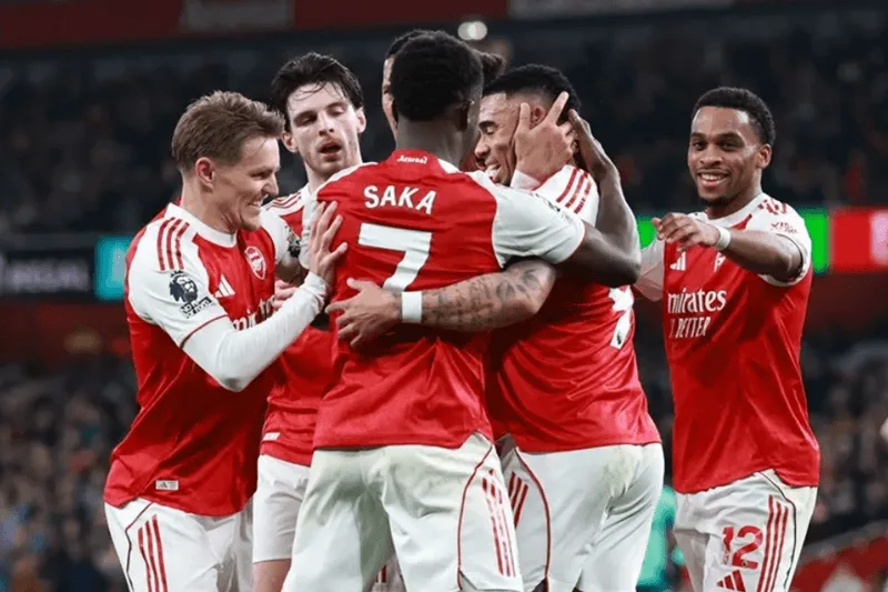 HLV Mikel Arteta cùng dàn sao trẻ tài năng đưa Arsenal trở lại đỉnh cao vinh quang.