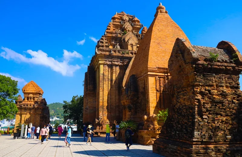 Tháp Bà Ponagar mang đậm dấu ấn kiến trúc Chăm Pa cổ kính.