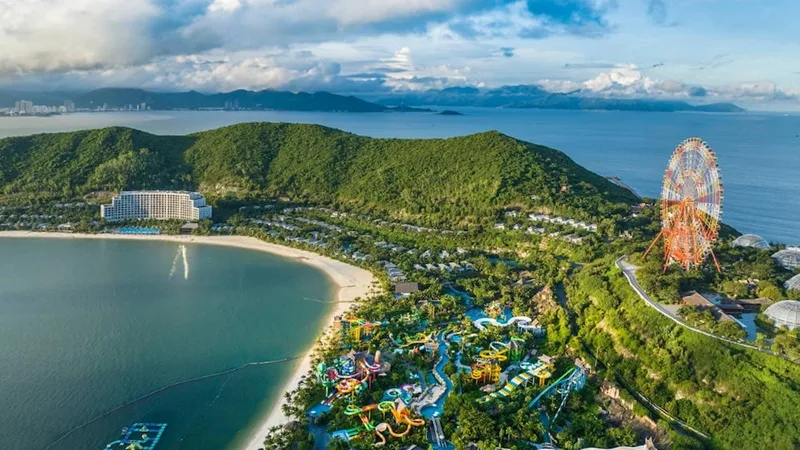 Cảnh sắc thiên nhiên tuyệt mỹ và làn nước trong xanh tại thành phố biển Nha Trang.