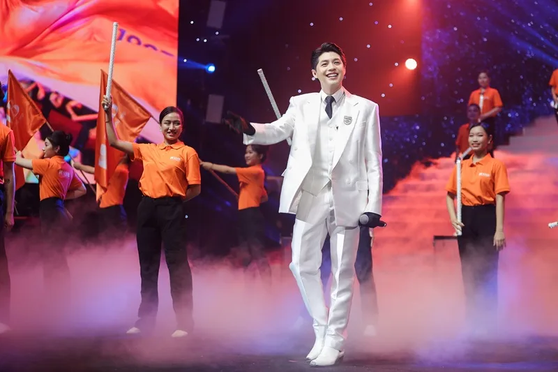 Noo Phước Thịnh tự tin trình diễn và tỏa sáng tại đại hội âm nhạc quốc tế.
