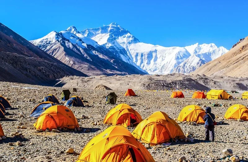Trại nền (Base Camp) dưới chân Everest – điểm xuất phát của các nhà thám hiểm.