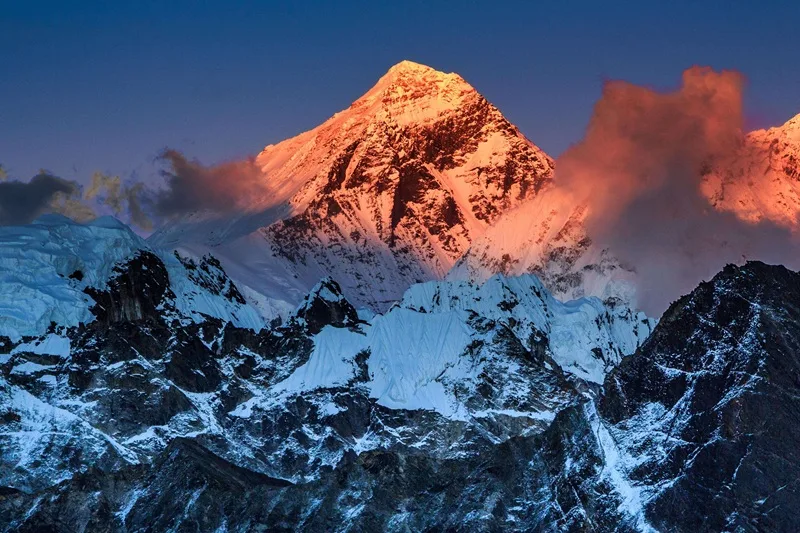Toàn cảnh đỉnh núi Everest hùng vĩ phủ đầy tuyết trắng tại ranh giới Nepal và Trung Quốc.