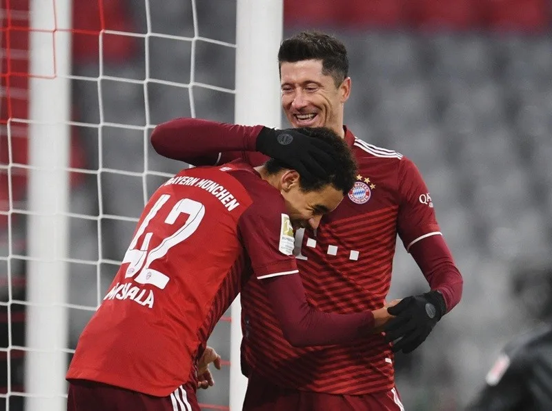 Lewandowski ghi 5 bàn trong chưa đầy 9 phút trước Wolfsburg.